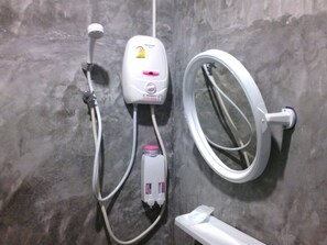 Bathroom shower - Baan Mook Anda Hostel (Ko Lanta)