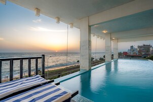 Kapalı yüzme havuzu 