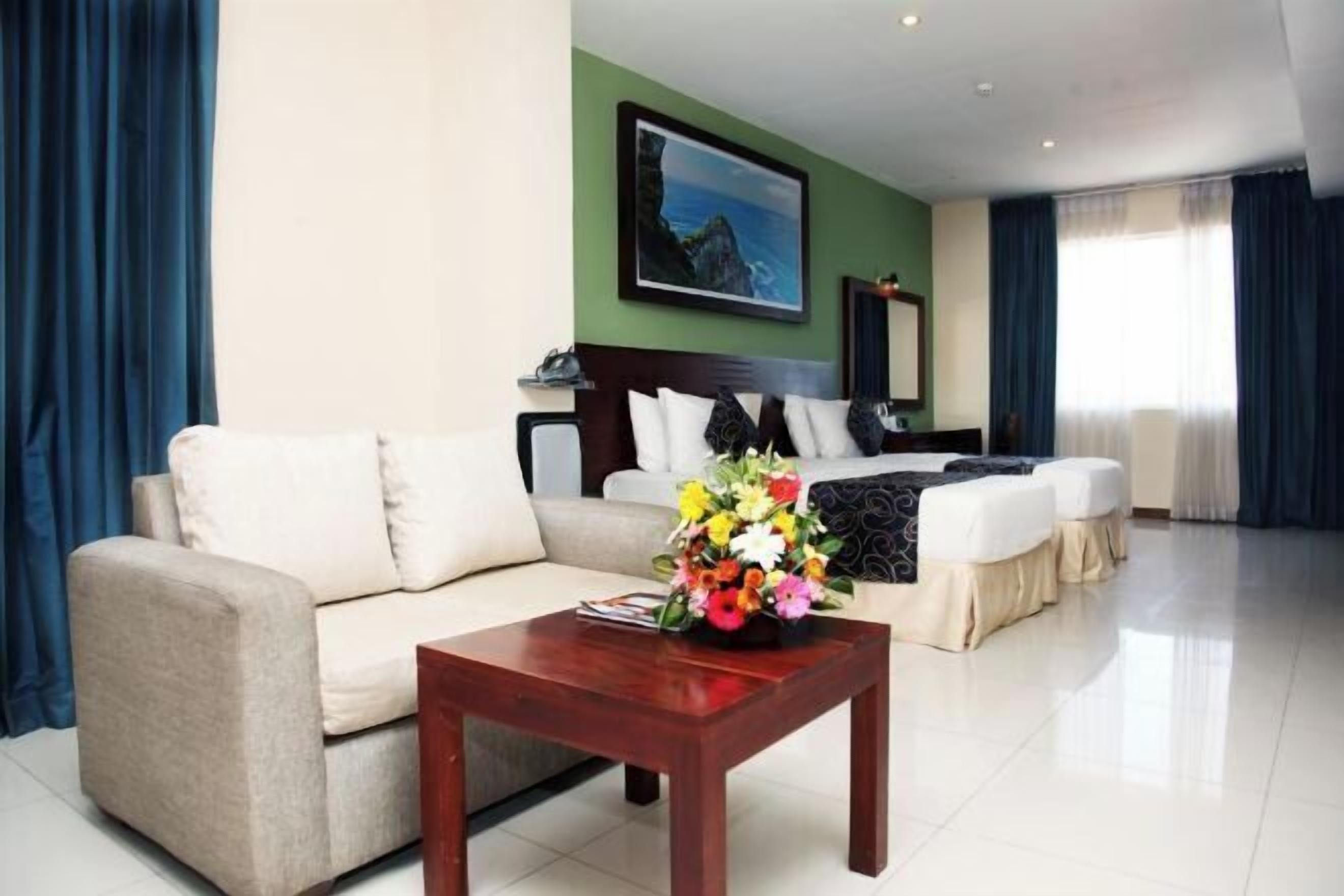 Minibaari, tallelokero huoneessa, työpöytä