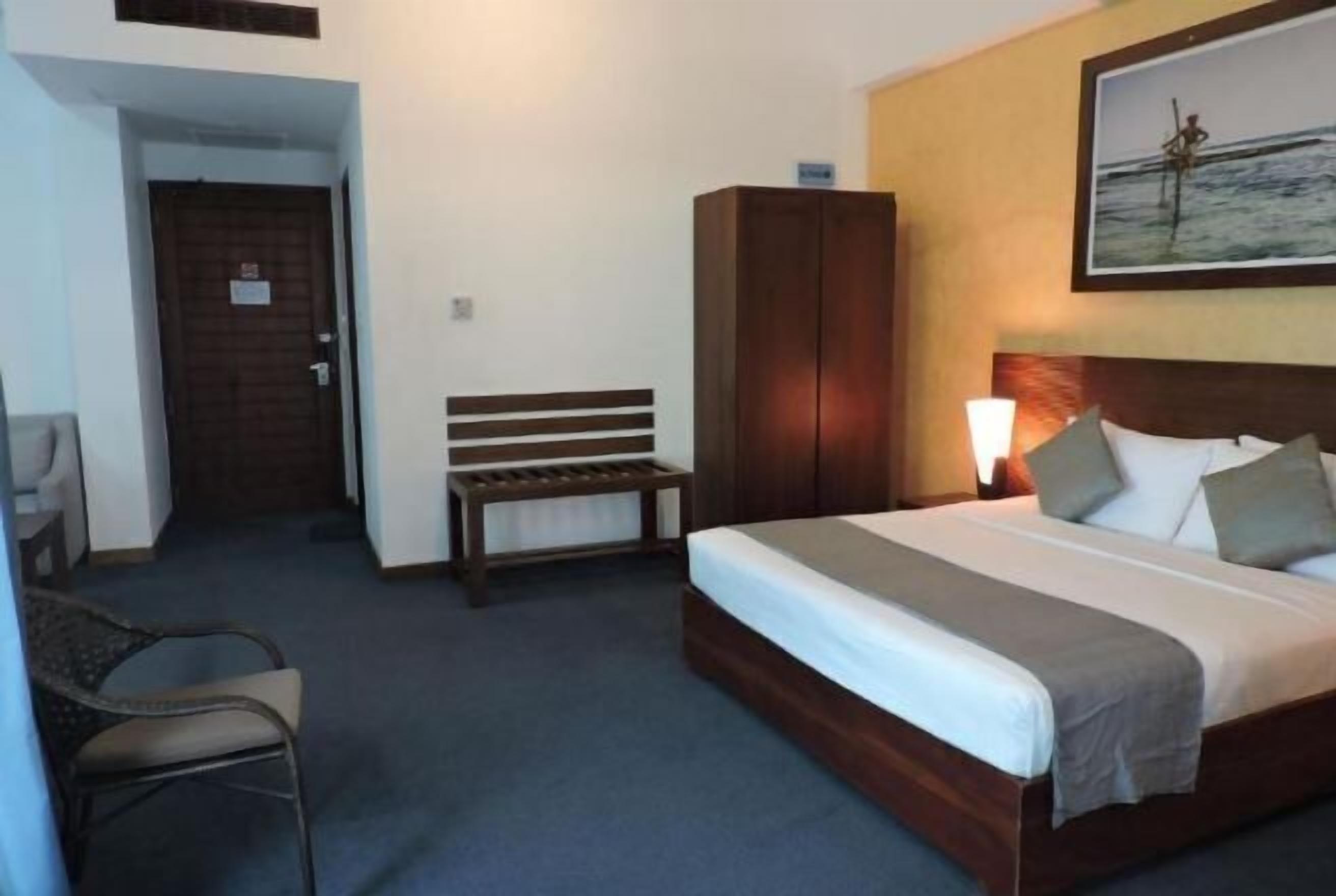 Minibaari, tallelokero huoneessa, työpöytä