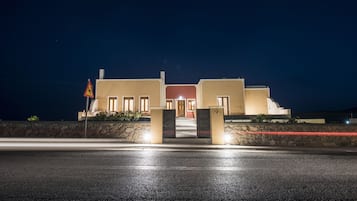 施設の正面 (日没後)