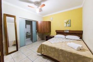 Tabla de planchar con plancha, wifi gratis y ropa de cama 