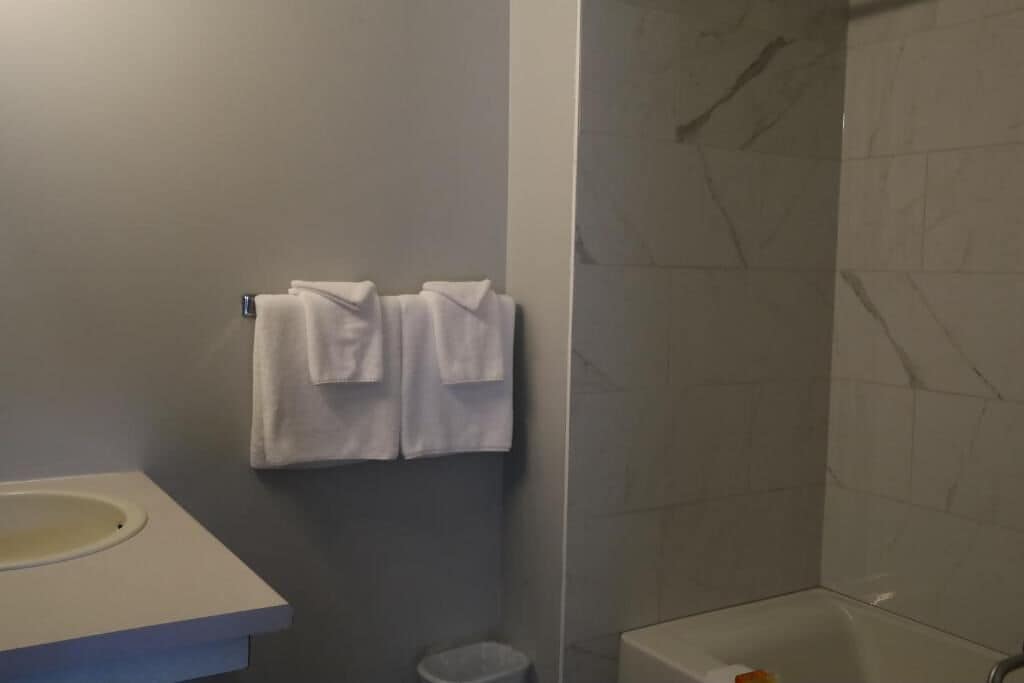 Kylpyhuone, jossa on pesuallas, wc ja kylpyamme.