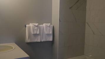 Kylpyhuone, jossa on pesuallas, wc ja kylpyamme.