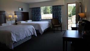 ルーム クイーンベッド 2 台 | デスク、ノートパソコン用作業スペース、WiFi (無料)、ベッドシーツ