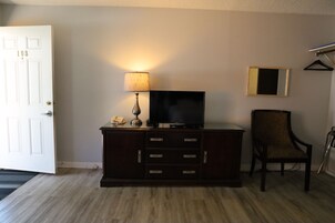 客房, 1 张大床 | 办公桌、笔记本电脑工作区、免费 WiFi、床单