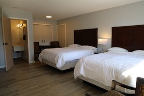 Standard Queen Room with Two Queen Beds | Desk, laptop workspace, free WiFi, bed sheets - Skylite Motel (Parksville)