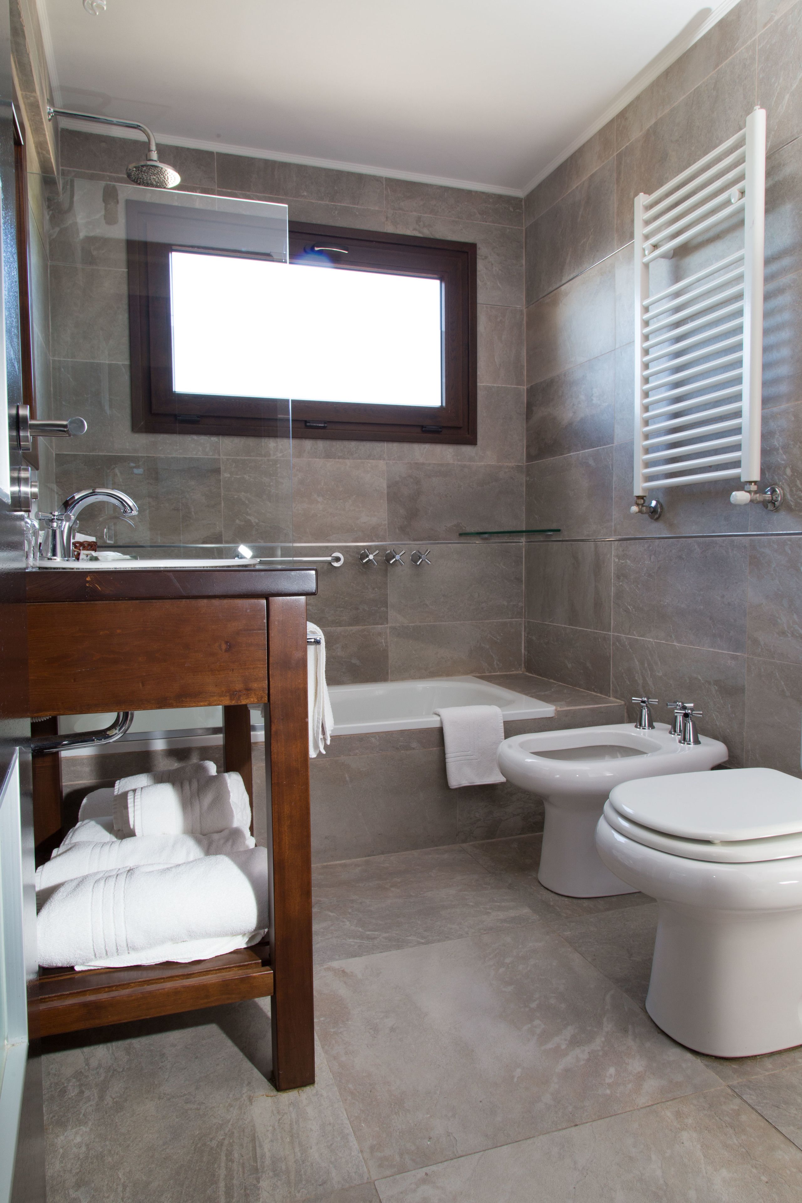 Combined shower/tub, bidet