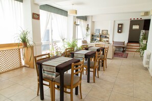 Free daily buffet breakfast  - Hotel Cottbus  (Bariloche)