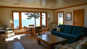 Family House, 3 Bedrooms, Kitchen, Lake View (Vacation home Not Pet Friendly) | Living room | 32-inch TV with cable channels, books