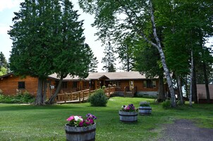 Traditional Room, 1 Queen Bed, Kitchenette, Lake View (Motel unit Not Pet Friendly) | Hypo-allergenic bedding available, down comforters, WiFi (free)