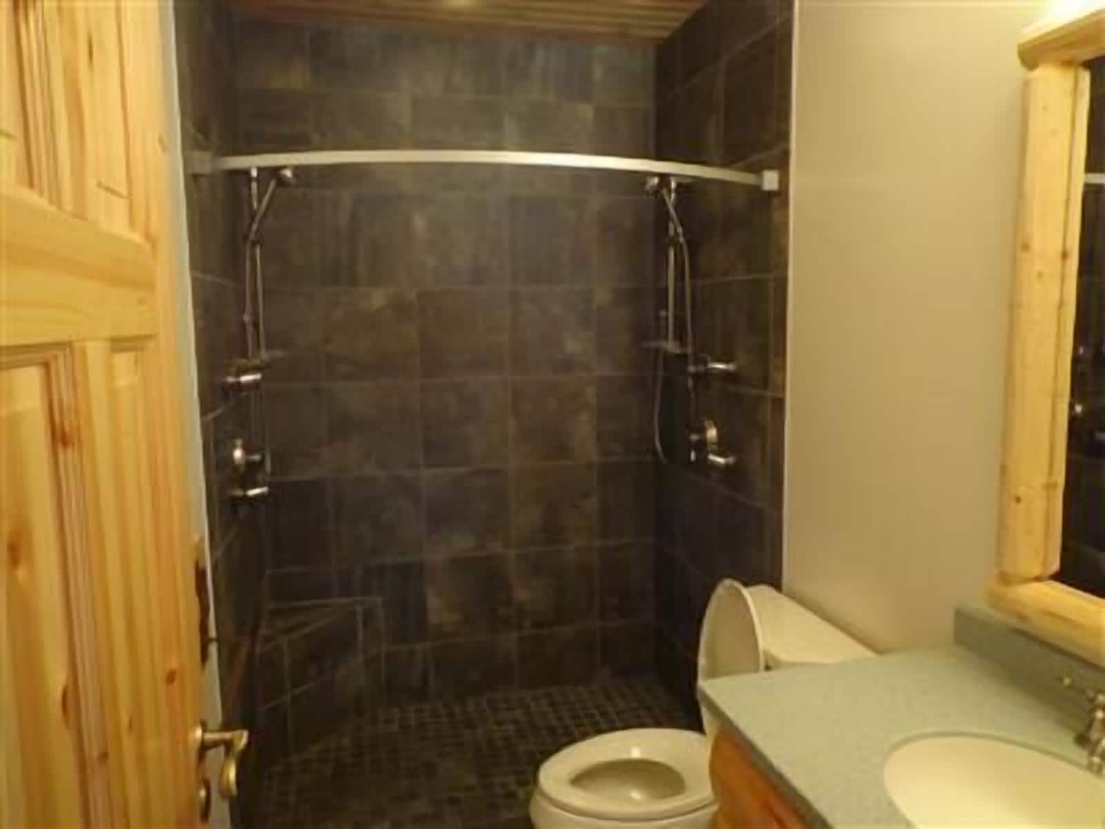 bathroom | free toiletries, towels