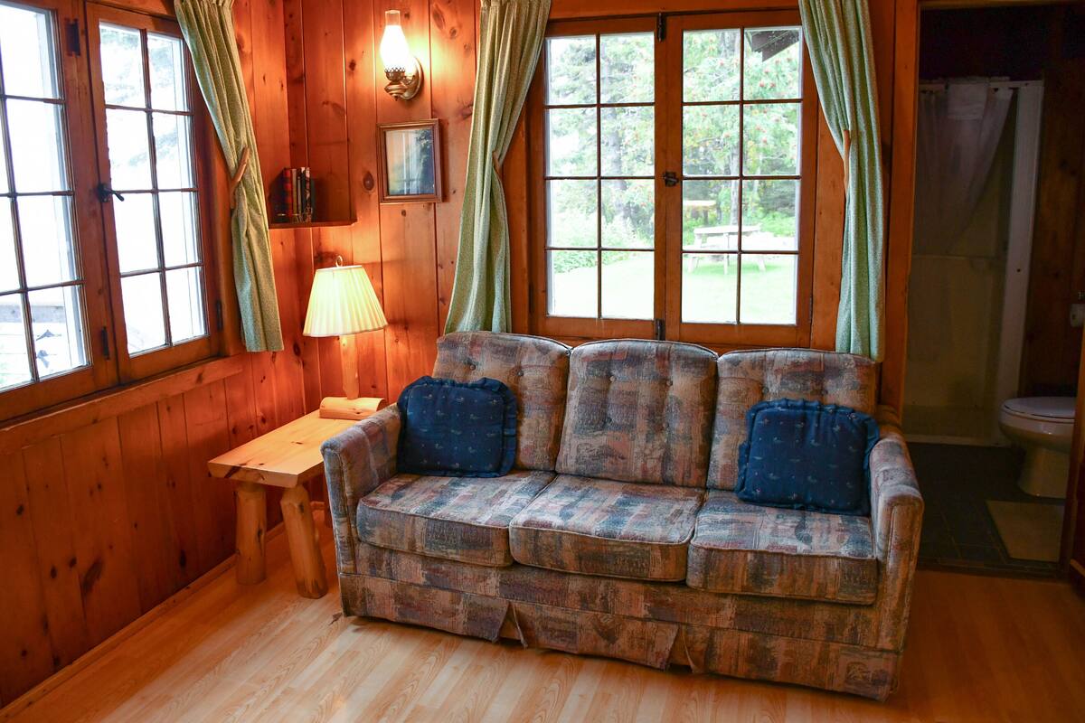 traditional cabin, 2 bedrooms, patio, lake view (2 double bedroom cabin not pet friendly) | living room | 32-inch tv with cable channels