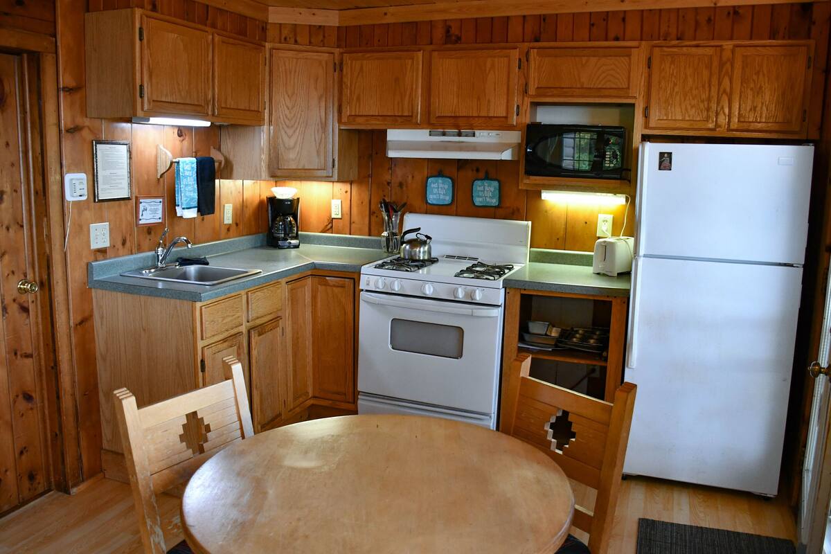traditional cabin, 2 bedrooms, patio, lake view (2 double bedroom cabin not pet friendly) | private kitchen | fridge, stovetop, toaster, cookware/dishes/utensils