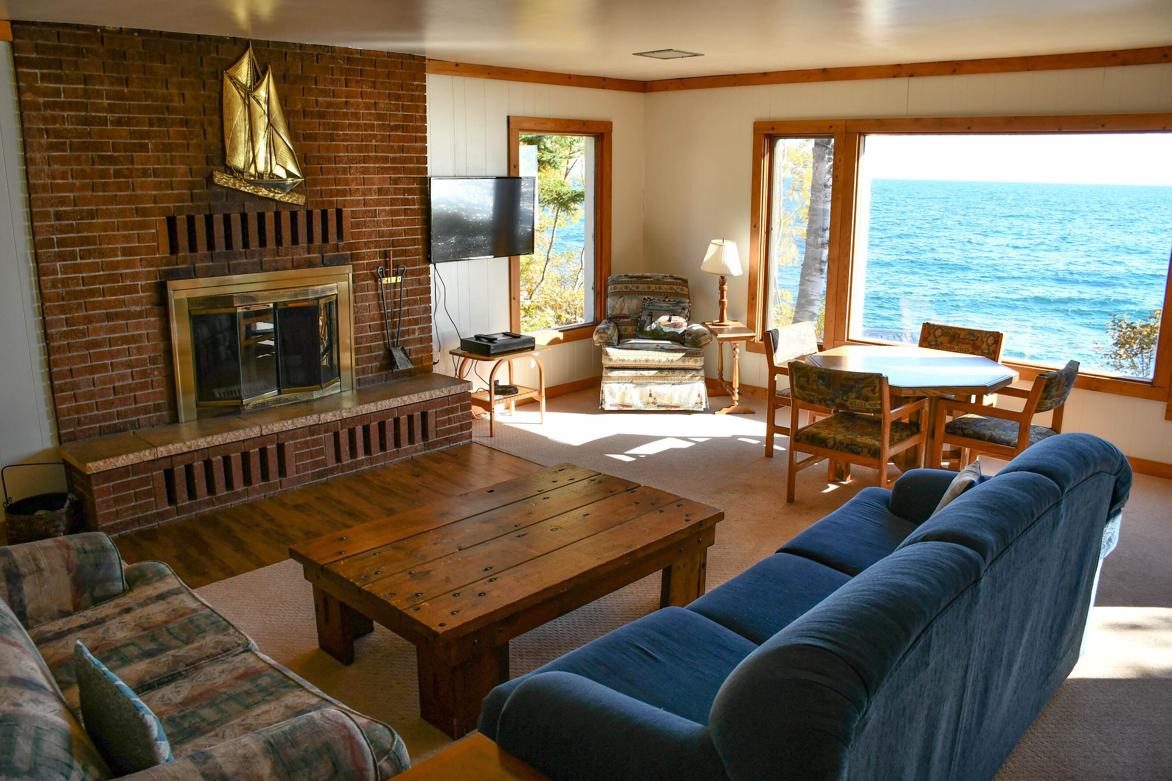 Family House, 3 Bedrooms, Kitchen, Lake View (Vacation home Not Pet Friendly) | Living room | 32-inch TV with cable channels, books