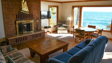 Family House, 3 Bedrooms, Kitchen, Lake View (Vacation home Not Pet Friendly) | Living room | 32-inch TV with cable channels, books