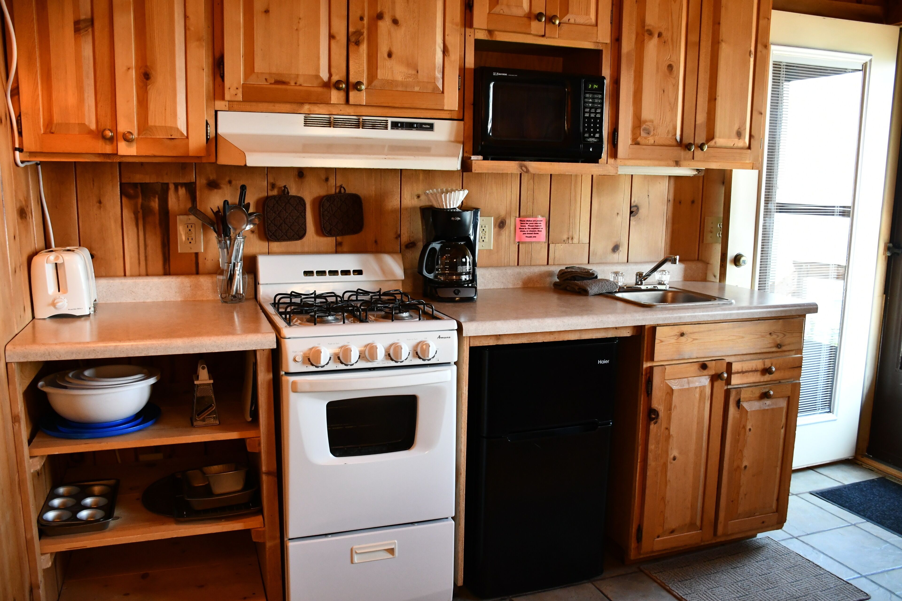 traditional cabin, 1 bedroom, patio, lake view (1 bedroom cabin pet friendly) | private kitchen | fridge, stovetop, toaster, cookware/dishes/utensils