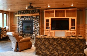 Exclusive House, 4 Bedrooms, Kitchen, Lake View (Solbakken Guest House) | Living area | 32-inch TV with cable channels, books - Solbakken Resort On Superior (Lutsen)