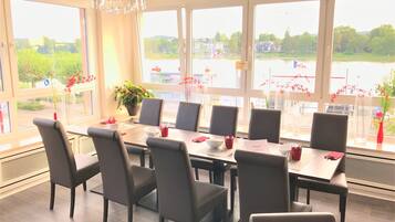 Petit déjeuner buffet servi tous les jours en supplément