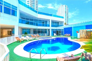 Outdoor pool, pool loungers - Mundihoteles Astrasuite 427 (Cartagena)
