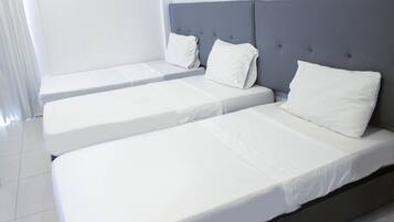 Habitación familiar | Minibar y caja de seguridad en la habitación