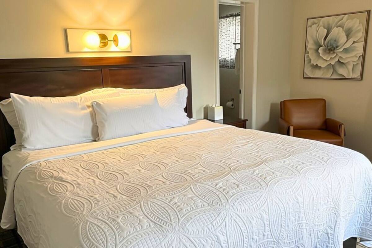 Room, 1 Queen Bed | Blackout drapes, iron/ironing board, WiFi (free), bed sheets