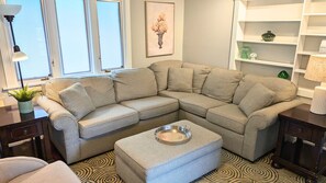 Suite, 2 soverom | Oppholdsområde | En 32-tommers Flatskjerm-TV med kabel-kanaler samt TV