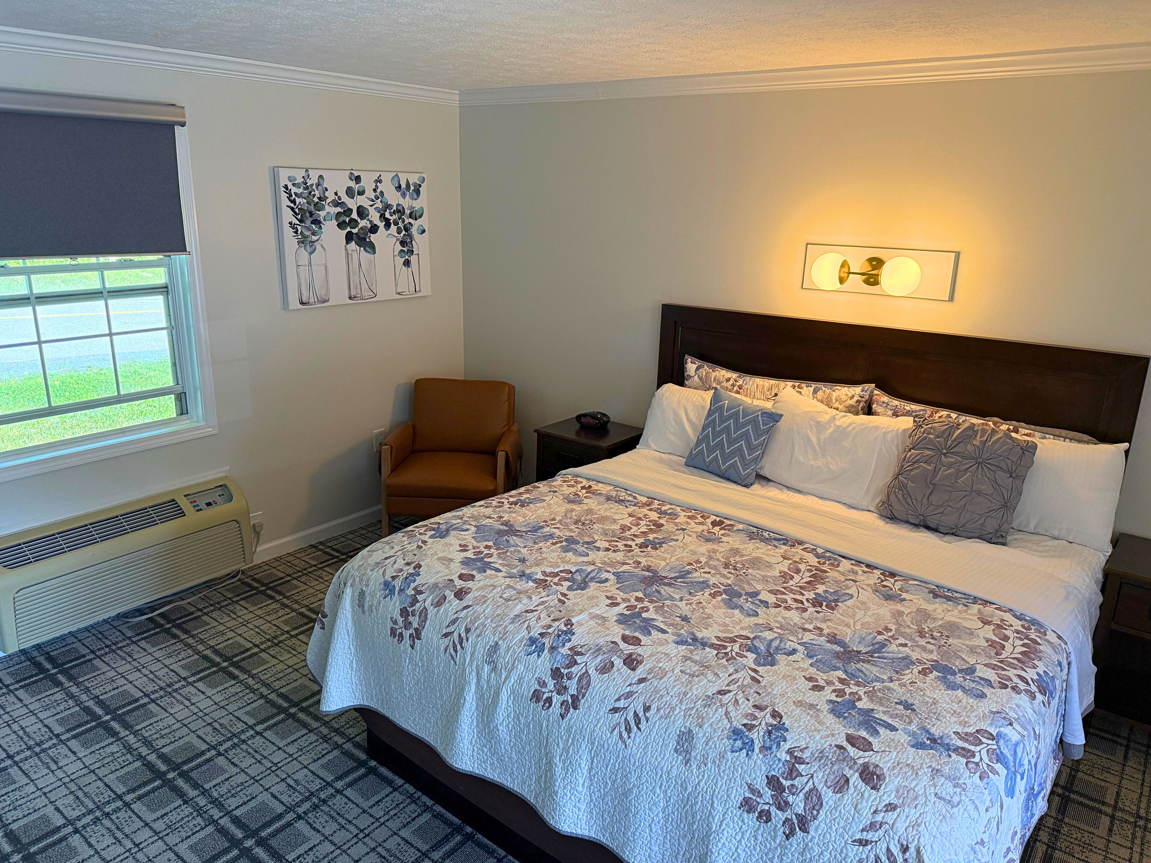 Room, 1 King Bed | Blackout drapes, iron/ironing board, WiFi (free), bed sheets