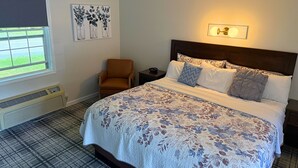 Room, 1 King Bed | Blackout drapes, iron/ironing board, WiFi (free), bed sheets - Blowing Rock Inn (Blowing Rock)