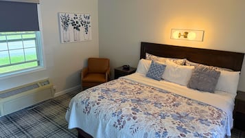 Room, 1 King Bed | Blackout drapes, iron/ironing board, WiFi (free), bed sheets
