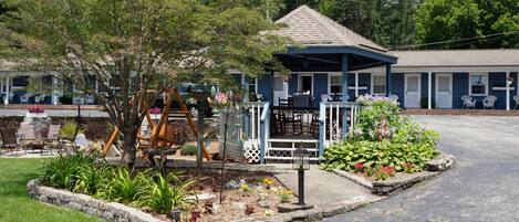 Un motel doté d’une véranda, d’un espace extérieur aménagé pour s’asseoir et d’un jardin.