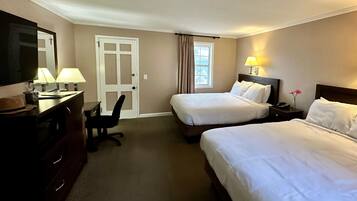 Kamar, 2 Tempat Tidur Queen | 1 kamar tidur, tirai kedap cahaya, dan setrika/meja setrika