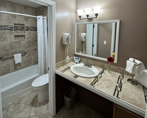 Villa, 1 slaapkamer | Badkamer | Een bad/douchecombinatie, gratis toiletartikelen, een haardroger