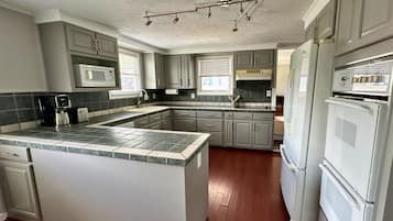 Suite, 2 Bedrooms | Private kitchen