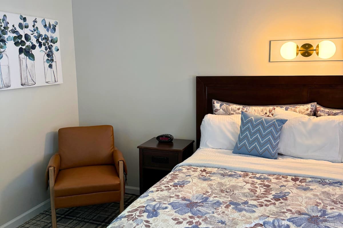 Room, 1 King Bed | Blackout drapes, iron/ironing board, WiFi (free), bed sheets