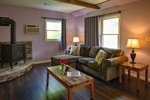 Villa, 1 soverom | Oppholdsområde | En 32-tommers Flatskjerm-TV med kabel-kanaler samt TV