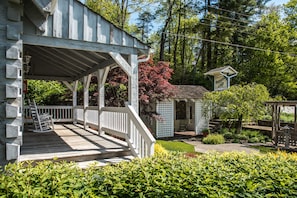 Cabin | Balcony - Boxwood Lodge (Blowing Rock)