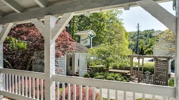 Cabin | Balcony