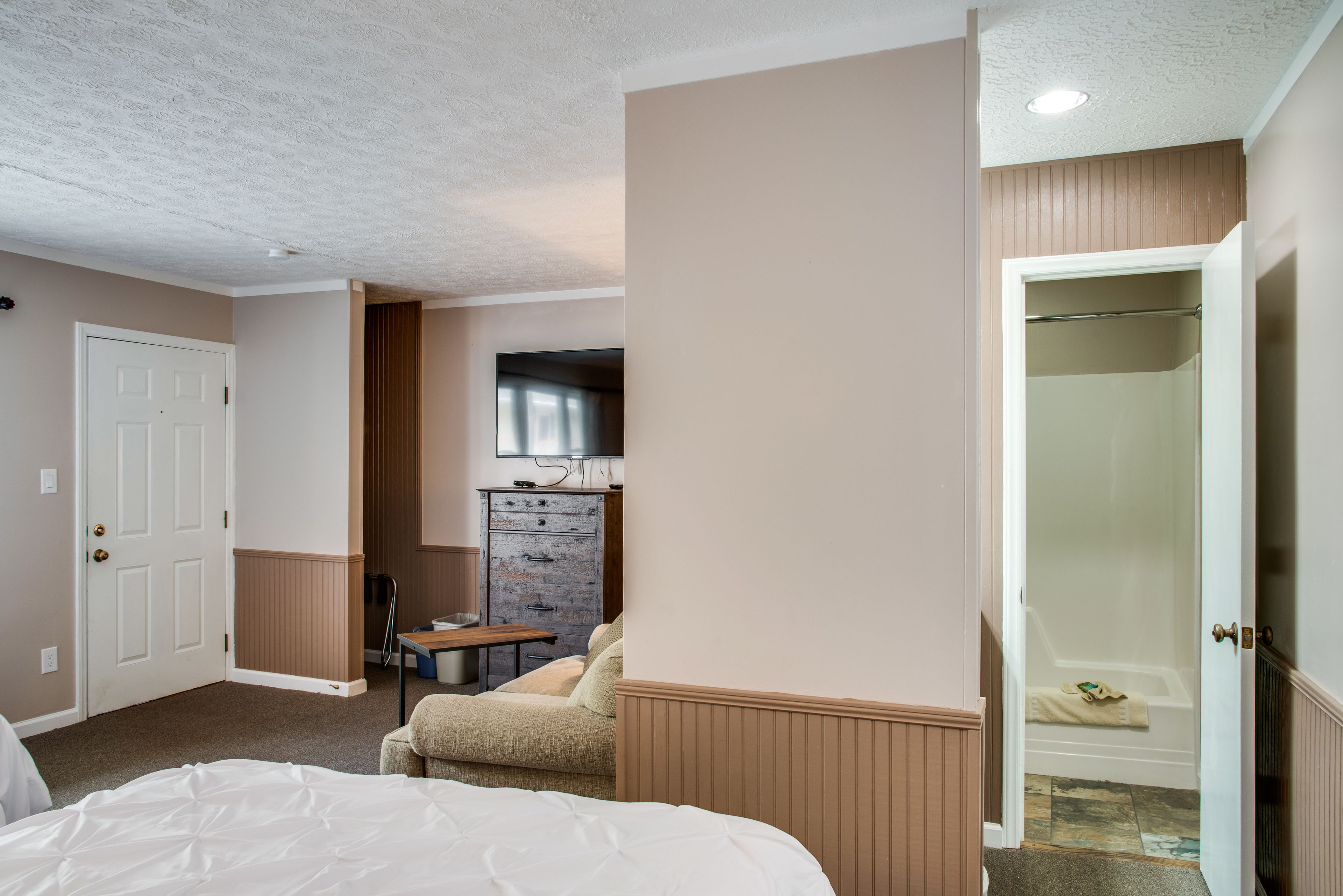 Quarto com cama, penteadeira, escrivaninha e closet espaçoso.