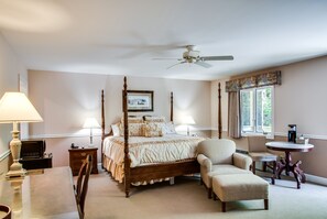 Suite, 1 King Bed | Desk, iron/ironing board, free WiFi, bed sheets