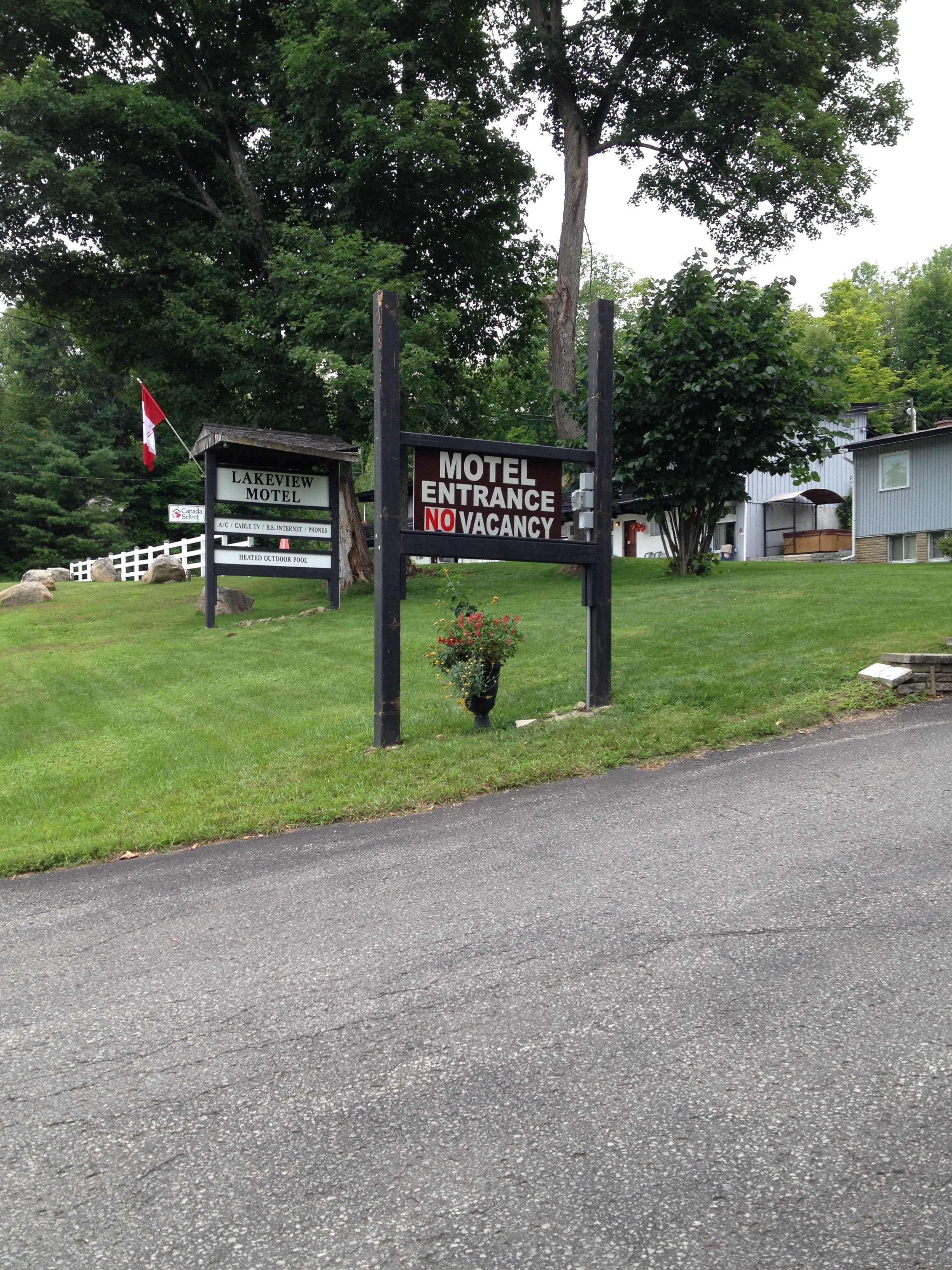A motel entrance sign with a no vacancy notice.