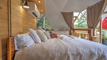 Premium bedding, individually decorated, individually furnished, desk
