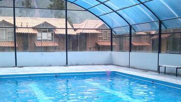 Kolam renang tertutup