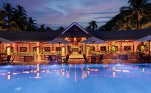 2 restaurants, breakfast, lunch, dinner served; international cuisine