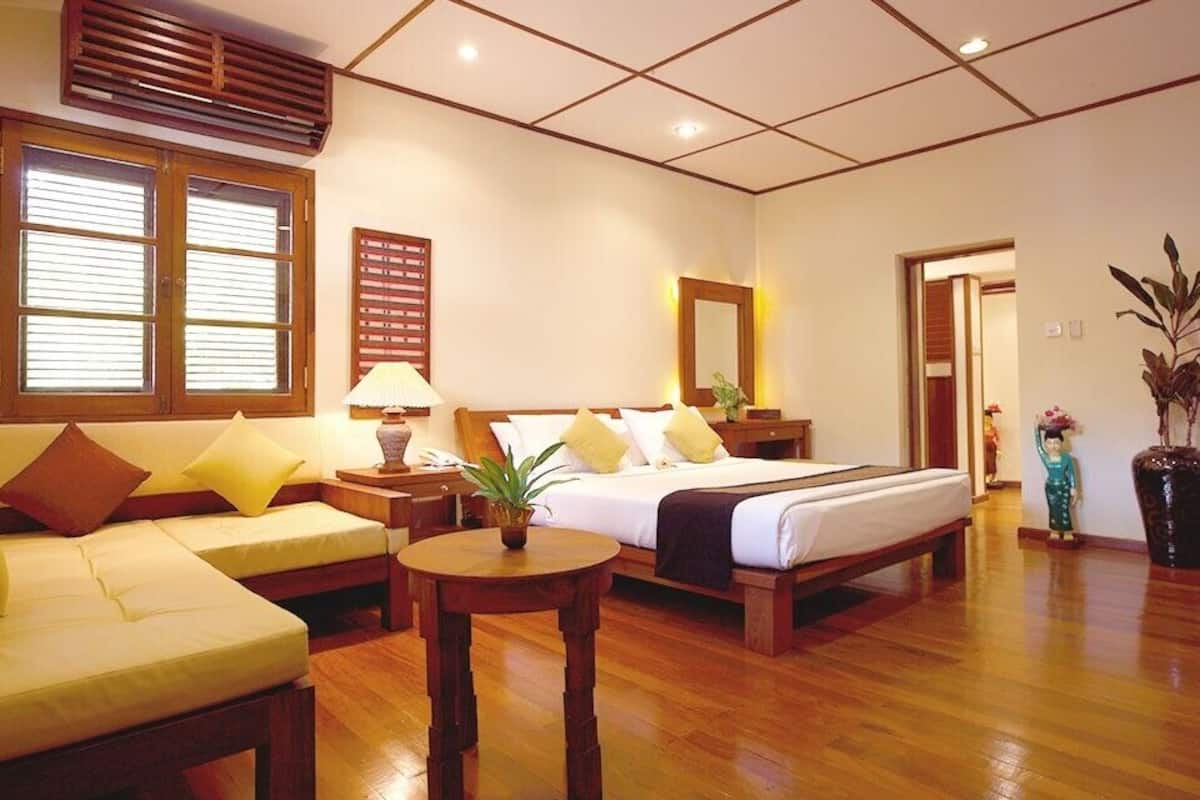 family suite, beachfront | minibar, in-room safe, desk, blackout curtains