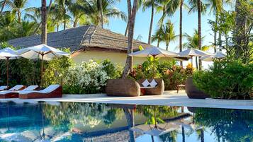 Piscine extérieure, parasols de plage, chaises longues