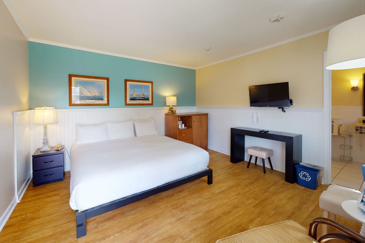 One King Accessible | 1 bedroom, iron/ironing board, free WiFi, bed sheets
