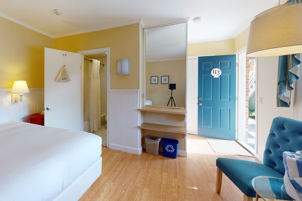 One King | 1 bedroom, iron/ironing board, free WiFi, bed sheets