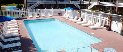 Sesongbasert utendørsbasseng og solsenger