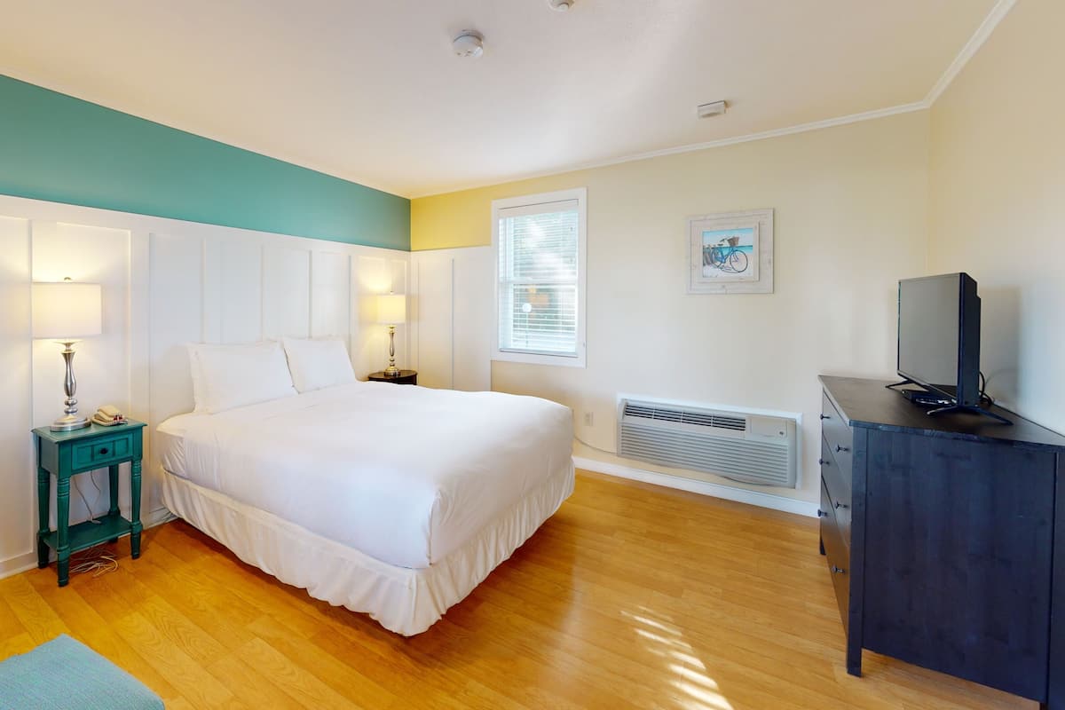 Queen | 1 bedroom, iron/ironing board, free WiFi, bed sheets